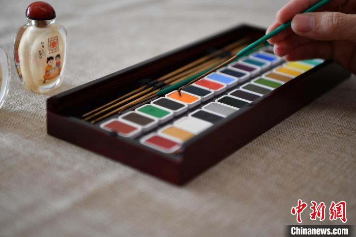 河北衡水：方寸壶中看年俗妙笔绘出新年味