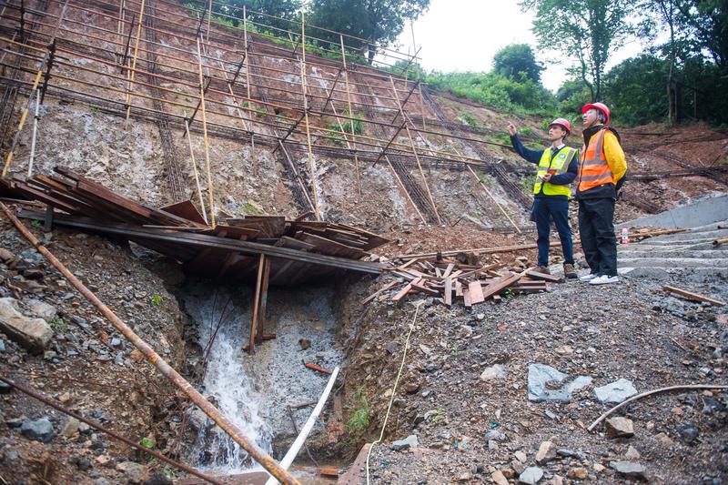 7月30日,地质灾害风险隐患排查组成员对舟山市一处地质灾害风险防范区进行排查。