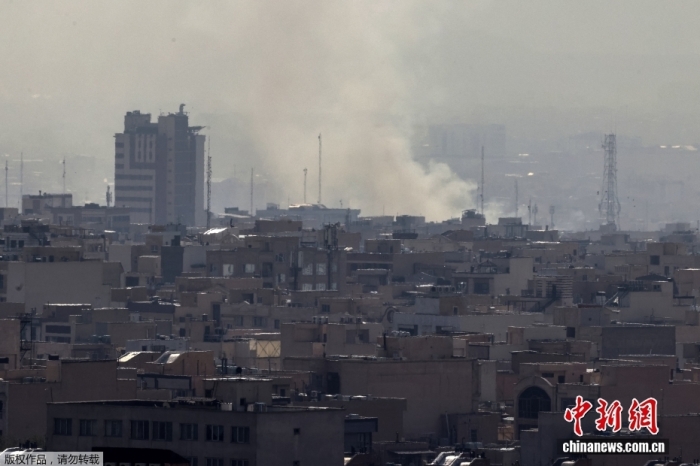 据卡塔尔阿拉伯电视台2月28日报道,伊朗首都德黑兰市中心发生爆炸。另据《以色列时报》报道,以色列国防部长卡茨表示,以色列已对伊朗发动先发制人的打击。图为德黑兰市中心发生爆炸后,浓烟冲天。 据卡塔尔阿拉伯电视台2月28日报道,伊朗首都德黑兰市中心发生爆炸。另据《以色列时报》报道,以色列国防部长卡茨表示,以色列已对伊朗发动先发制人的打击。图为德黑兰市中心发生爆炸后,浓烟冲天。
