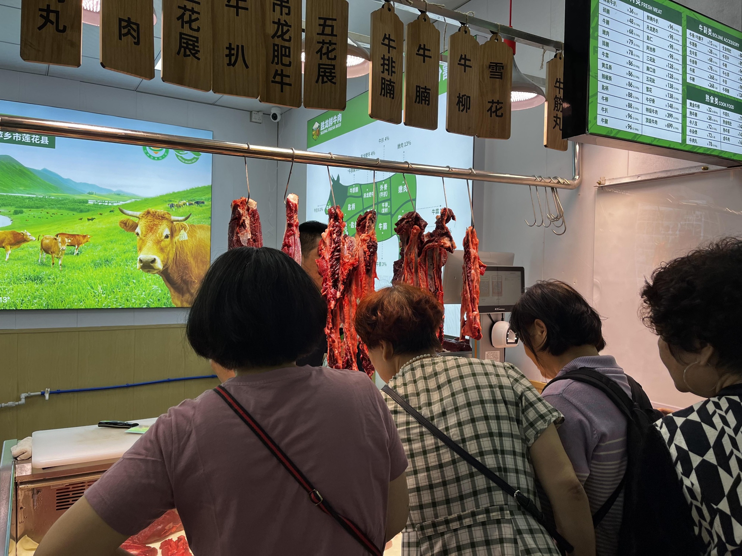 例如海珠区东川新街市新滘市场已经完成了"生鲜灯"改造,其余农贸市场