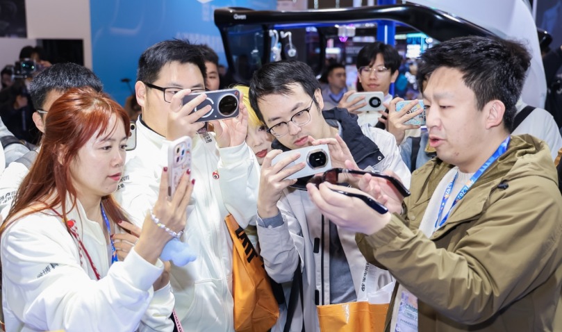 AI穿戴设备杀疯了!戒指测心率、眼镜当翻译 谁在争抢用户手腕手指?