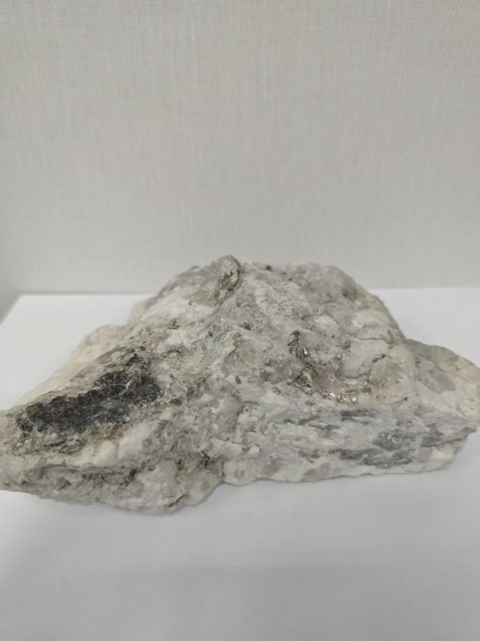 高纯石英矿原矿.自然资源部供图