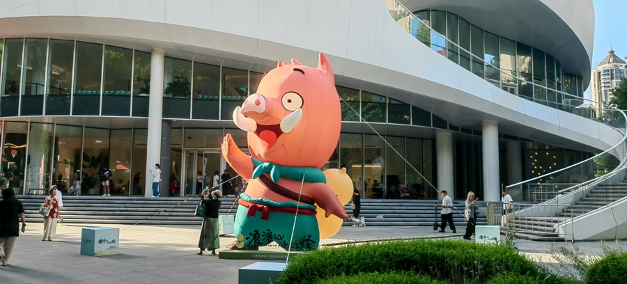上海影城门口的小猪妖,钟菡摄