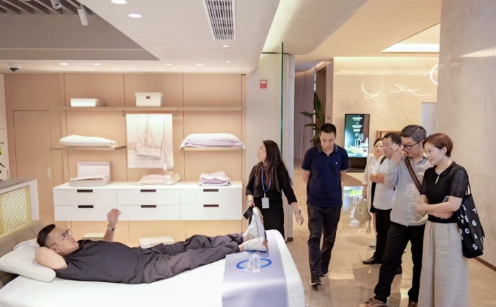 酒店一层与零售空间打通,在酒店的体验可以立即转化成商品带走。