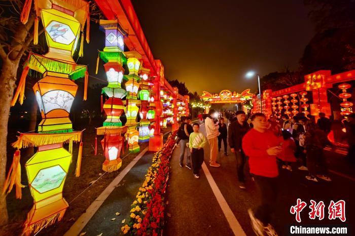 第二十二届"两马同春闹元宵"灯会在福建省福州市马尾区琅岐红光湖公园