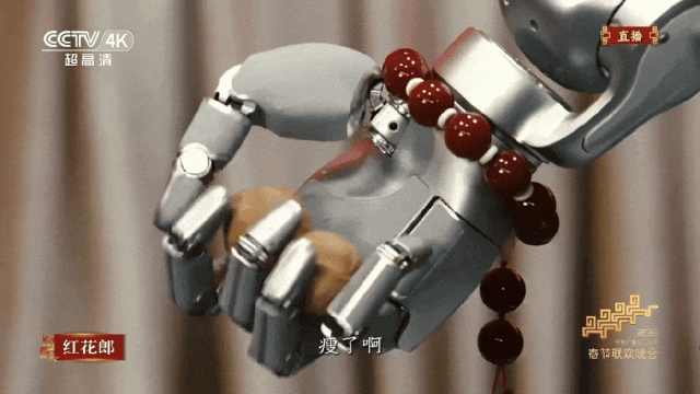 盖博特展示盘核桃绝活。图片来源：央视新闻