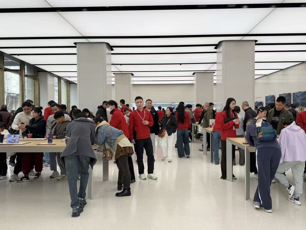 销量比去年好太多！新国补落地叠加厂商促销 上海手机市场新春喜洋洋