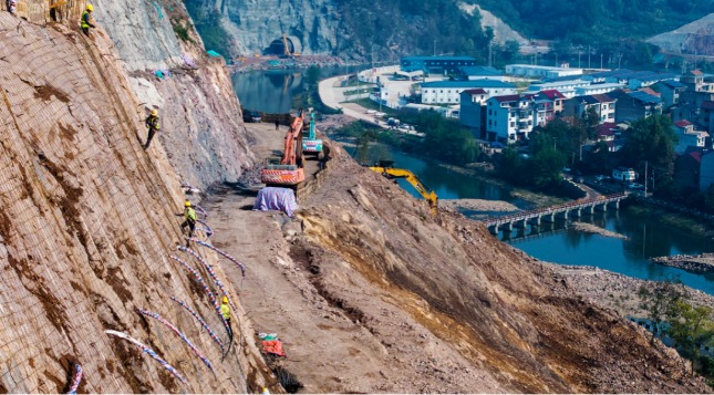镜岭水库坝肩开挖。浙江省水利厅供图
