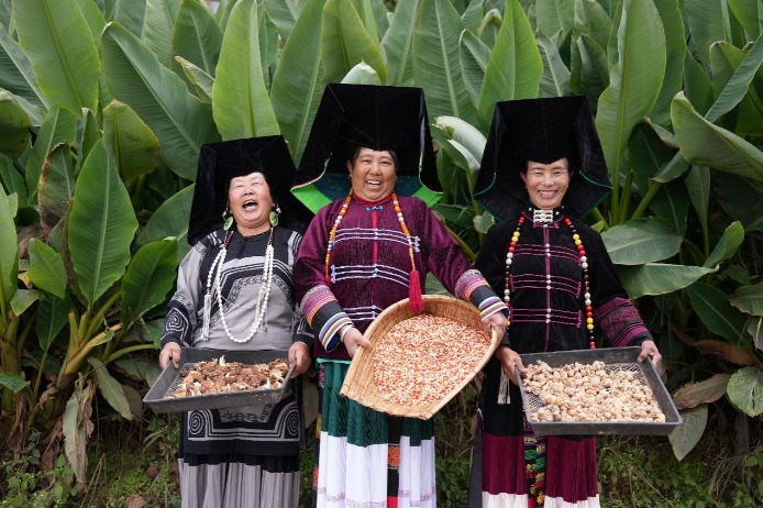 图为阿妈们丰收的喜悦。受访者供图