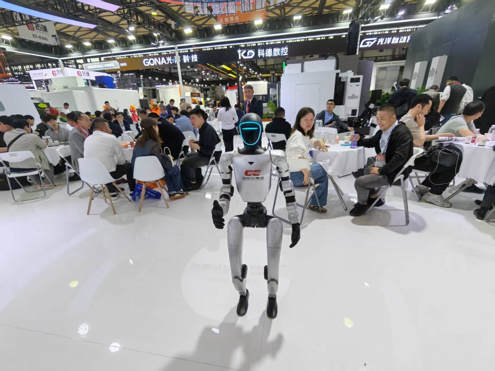 直击CCMT2026：人形机器人赛道出圈 AI机床落地提速 高端增量订单锚定核心下游