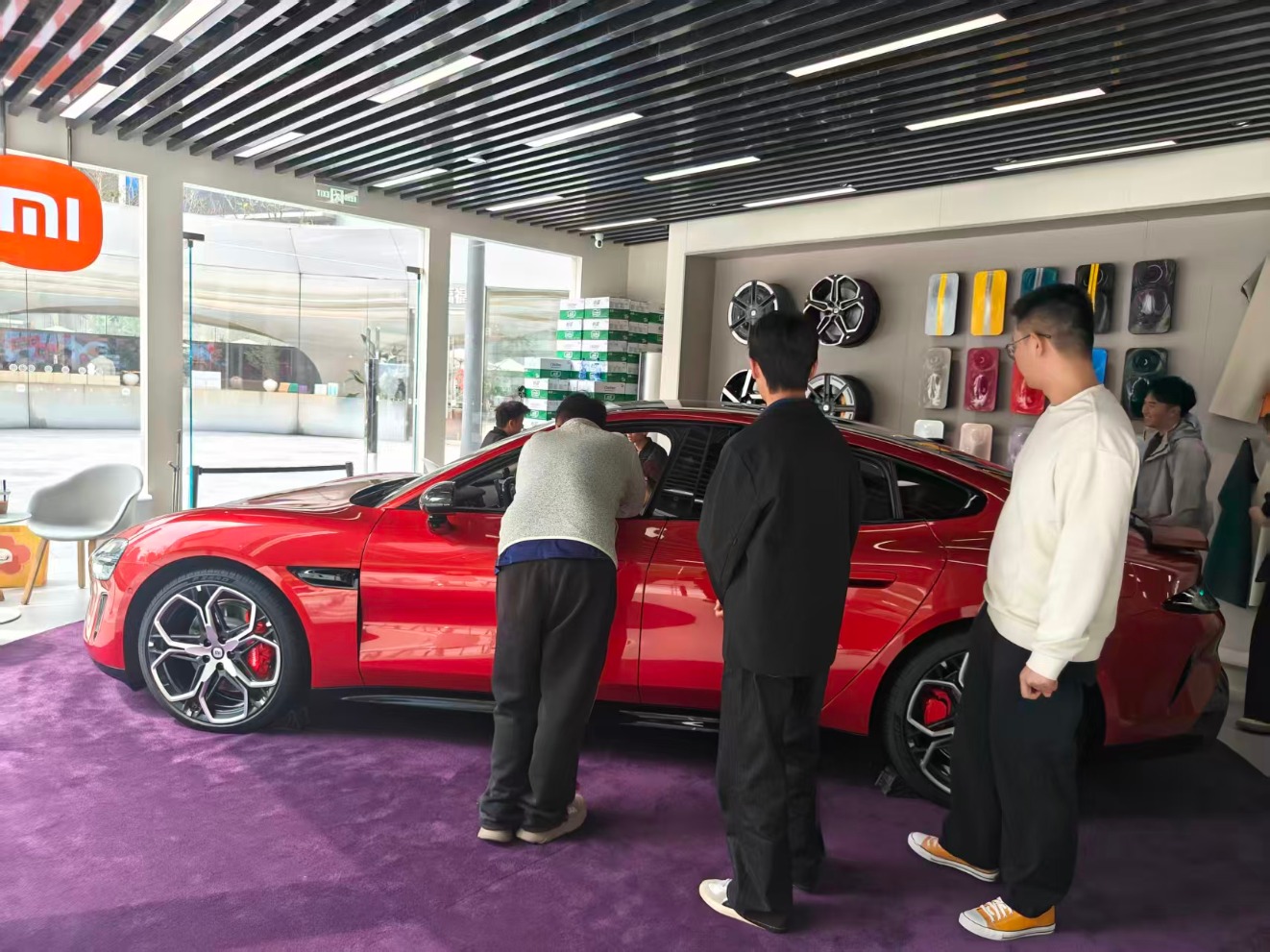 1774087568150312.jpg 新小米SU7上市 实探线下门店:进店客流增长3倍 试驾到凌晨 老款SU7已提前下架