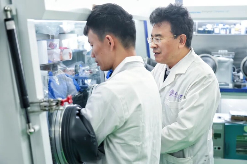 图为研发团队。李享