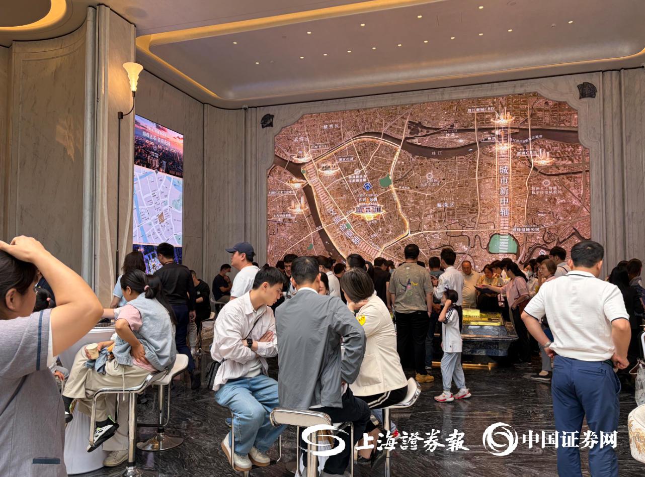 保利海韵售楼部内挤满了前来看房的市民。记者 