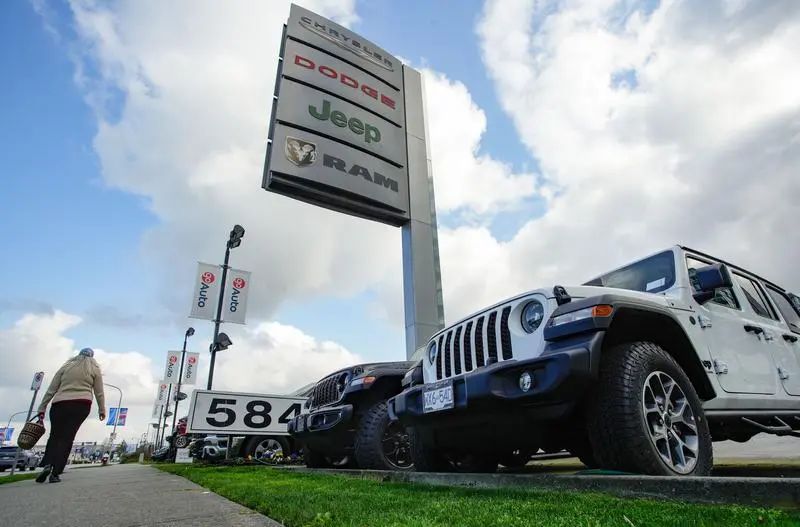 加拿大总理卡尼3日宣布，对美国汽车关税采取反制措施，对等征收25%关税。图为加拿大温哥华的汽车经销商店外。新华社