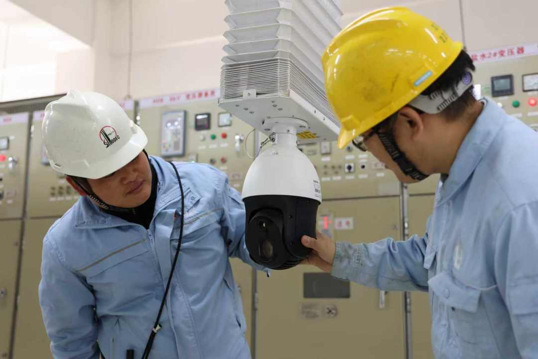 广州石化工作人员查看智能监测设备