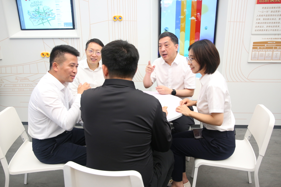 市水务局局长史家明、徐汇区区长王华等领导对小餐饮排水户提供现场帮办服务