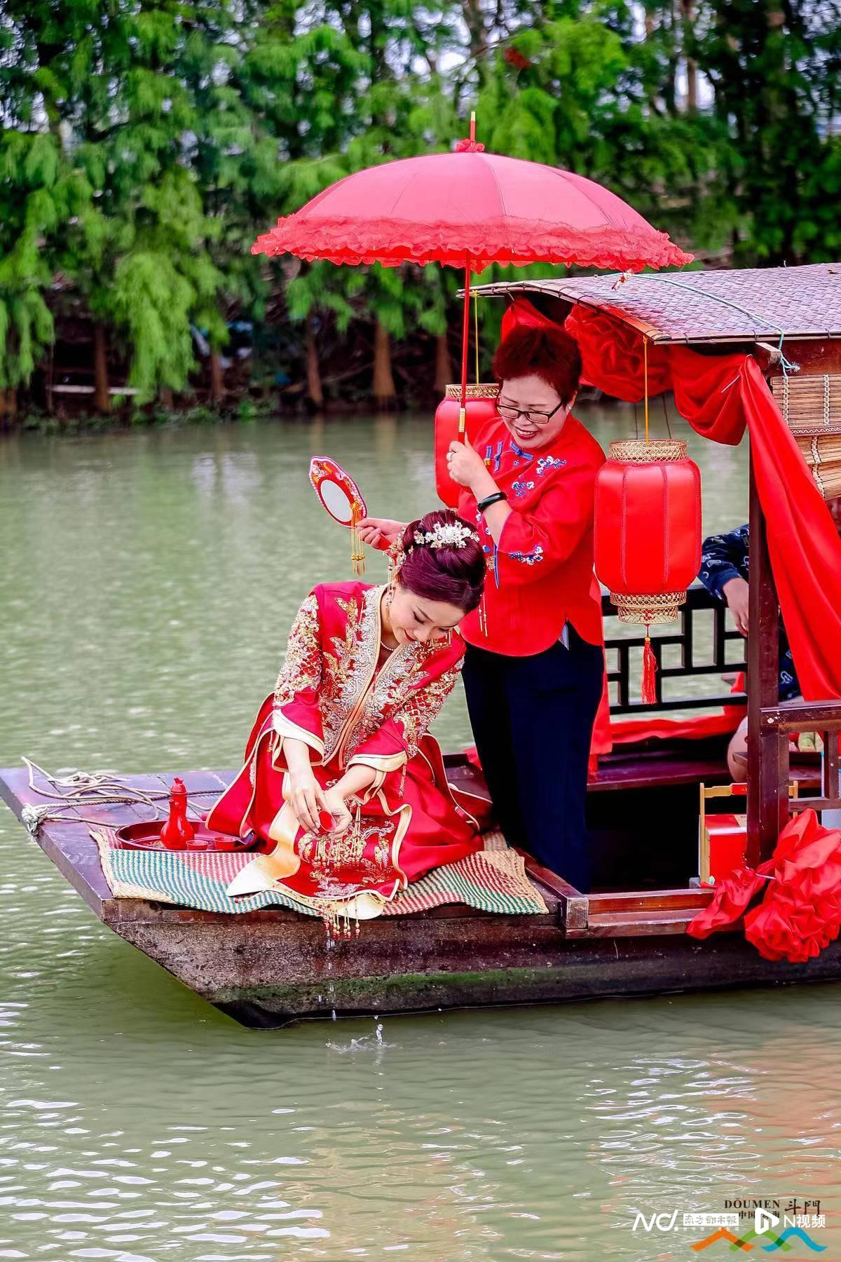 博士夫妇参与斗门水上婚嫁以参与推动国家非遗项目传播