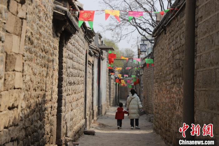 古村落变身网红打卡地太行山石头村春游热