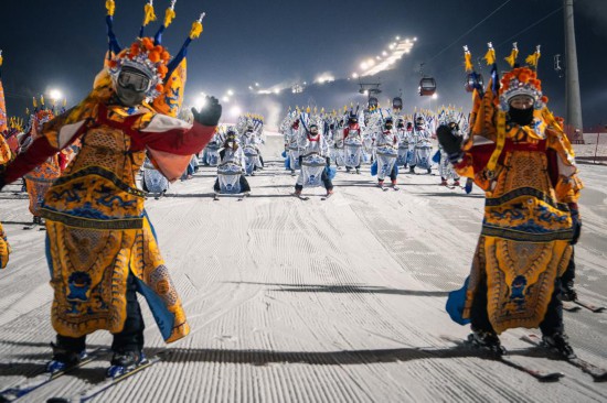 11月21日,滑雪者身着京剧服饰在中旅松花湖度假区进行滑雪表演。新华社记者许畅