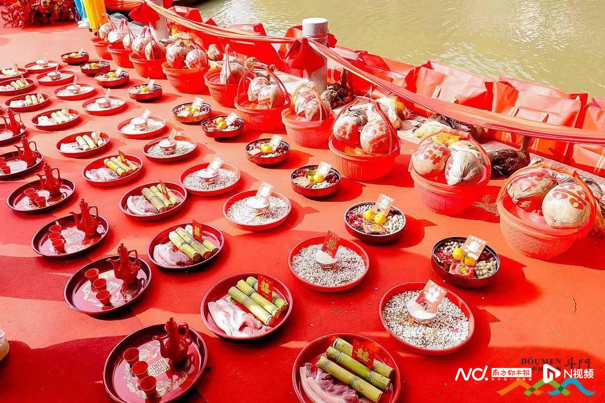 博士夫妇参与斗门水上婚嫁以参与推动国家非遗项目传播