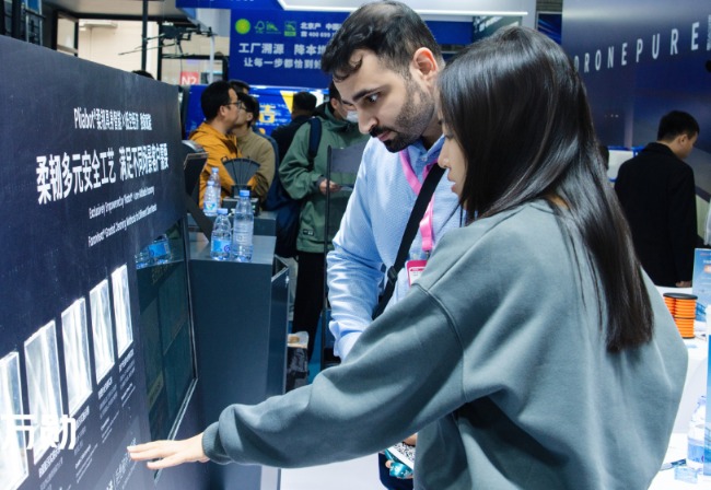 海外客户在展会上咨询 