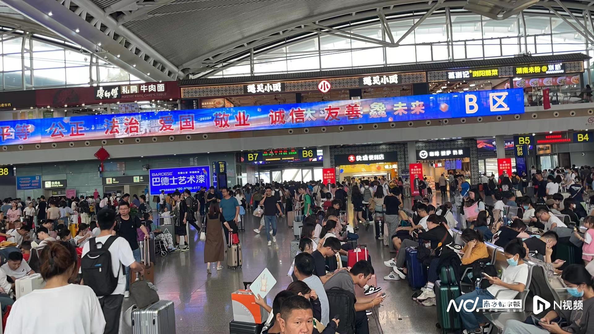 直击长假前夕广州城:地铁客流增大 广州南站已现候车人潮