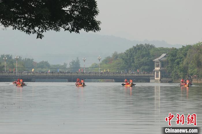 中缅边境云南孟连神鱼节开幕 数万人观龙舟赛参与电音