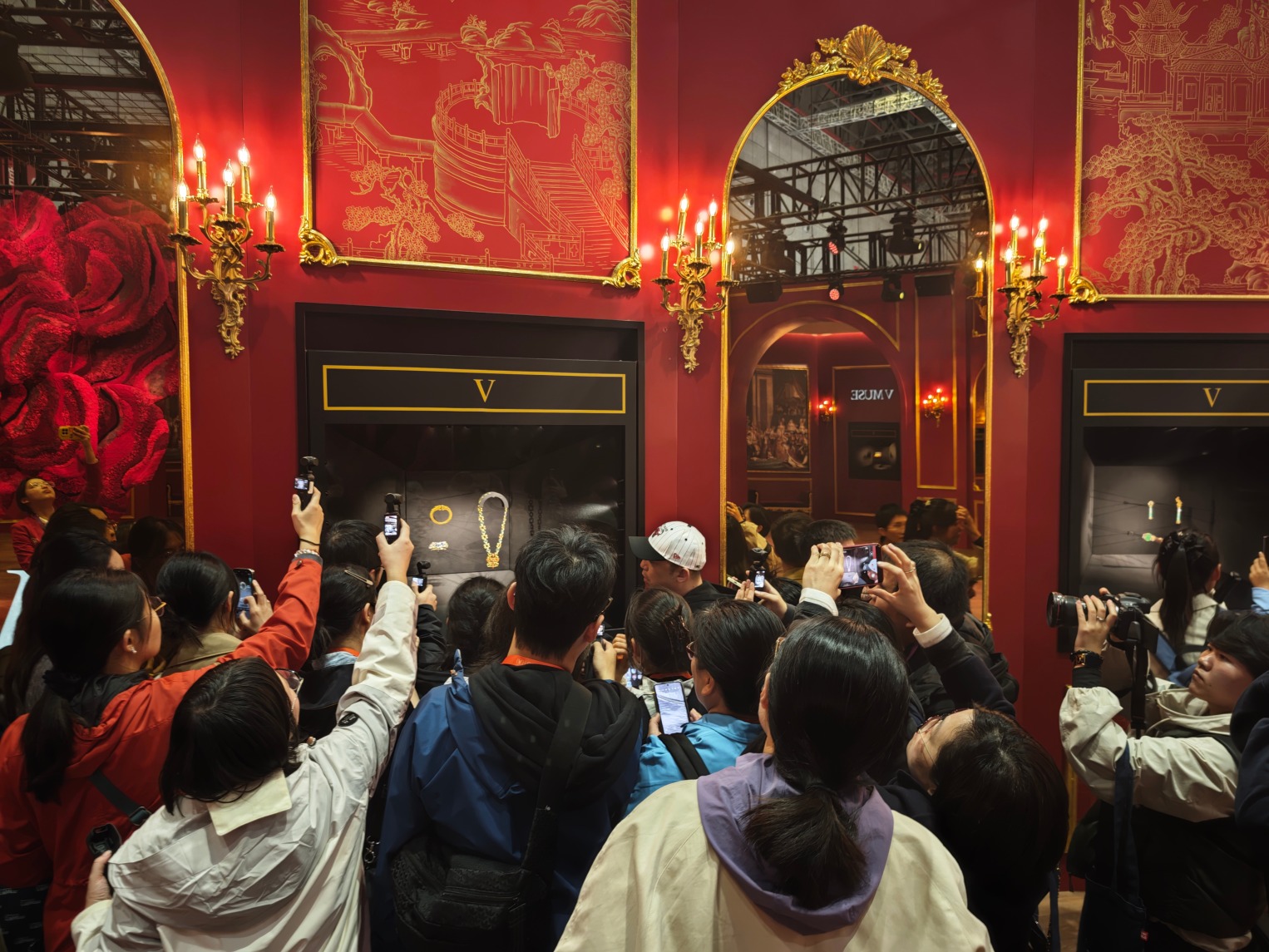 图为:第八届进博会上的珠宝品牌V 6b59157c02d046bb8f149ed9ad716f81.jpeg