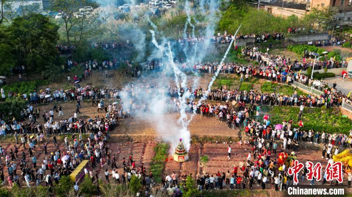 广西南宁乡镇民俗文化庙会热闹上演