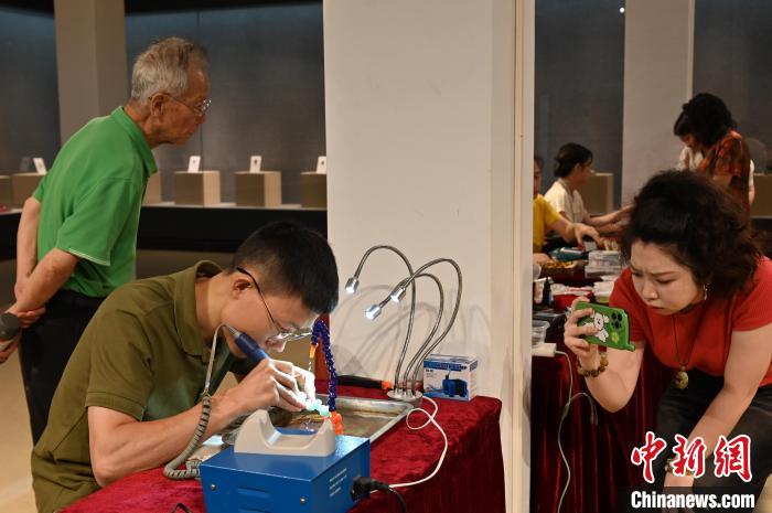 广州荔湾青年非遗传承人协会联艺展开幕