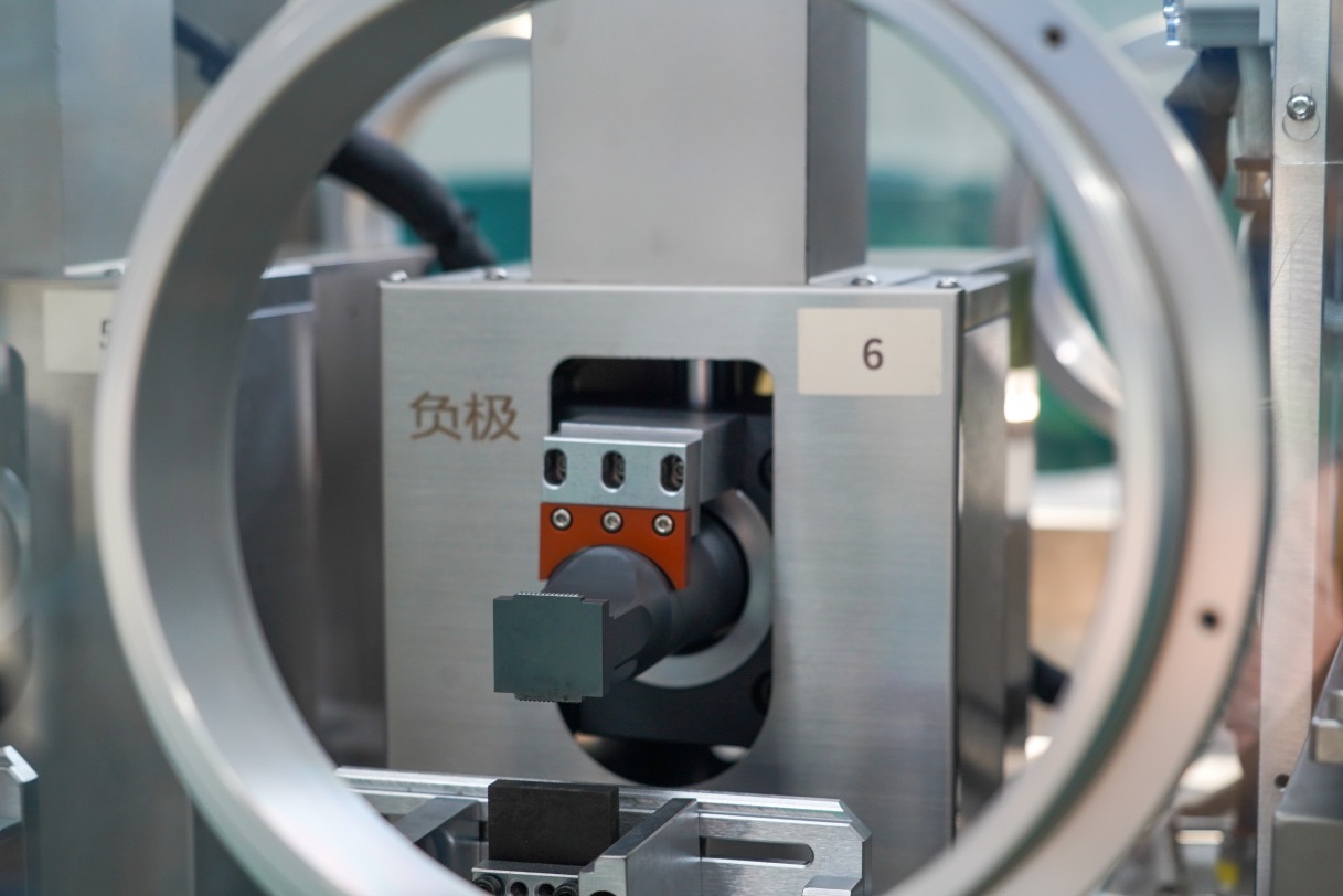 9月2日在四川宜宾拍摄的锂金属固态电池成套线局部。.jpg 52aafdec348e41e999664b0906c63173.jpeg