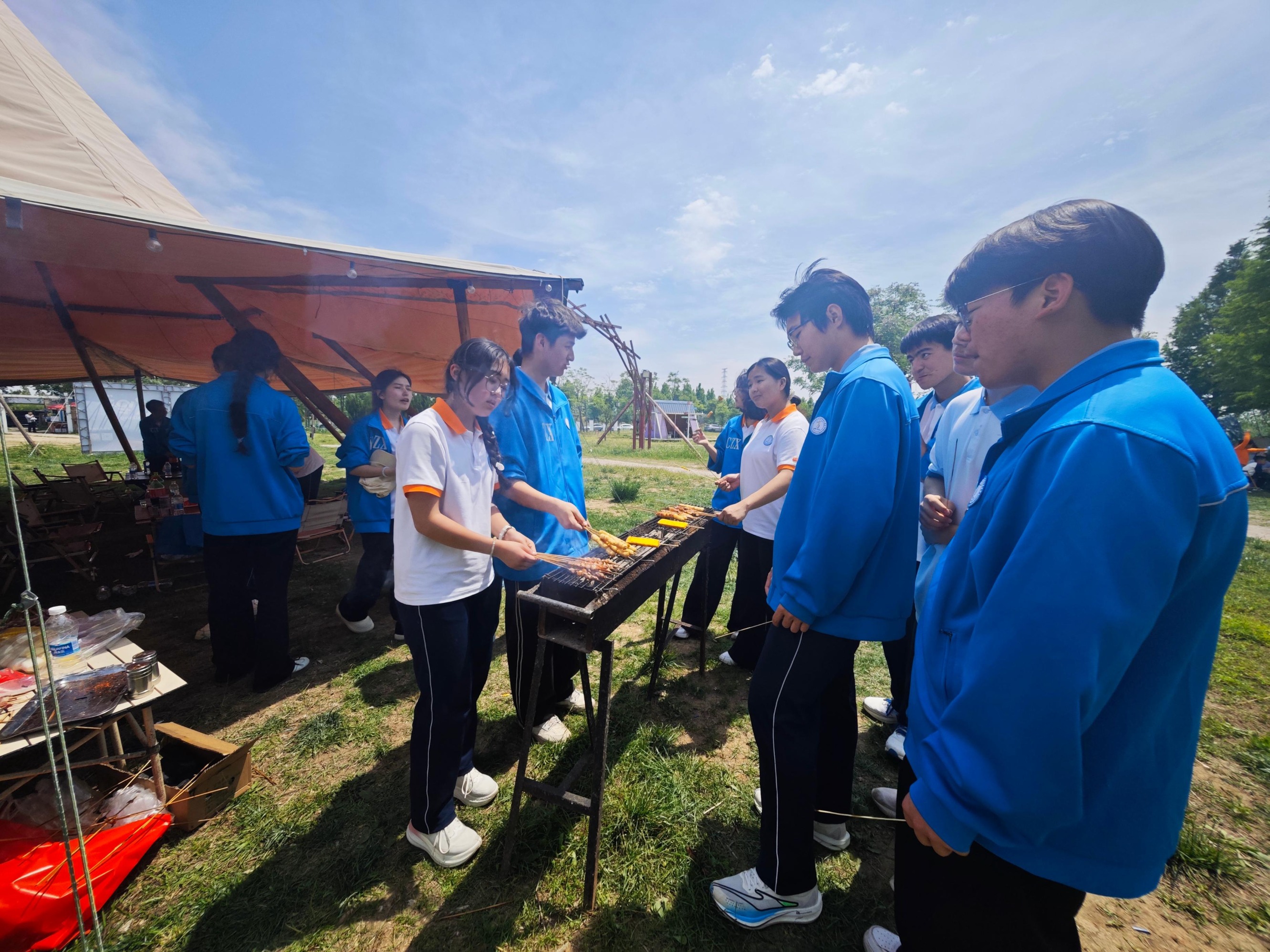五一假期期间，在露营地进行团建的游客。 