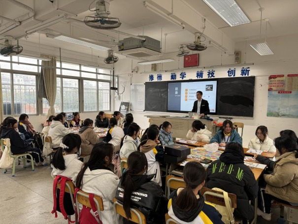 "投教进百校"系列——"了解财商知识 提升财商技能"走进江门市第一