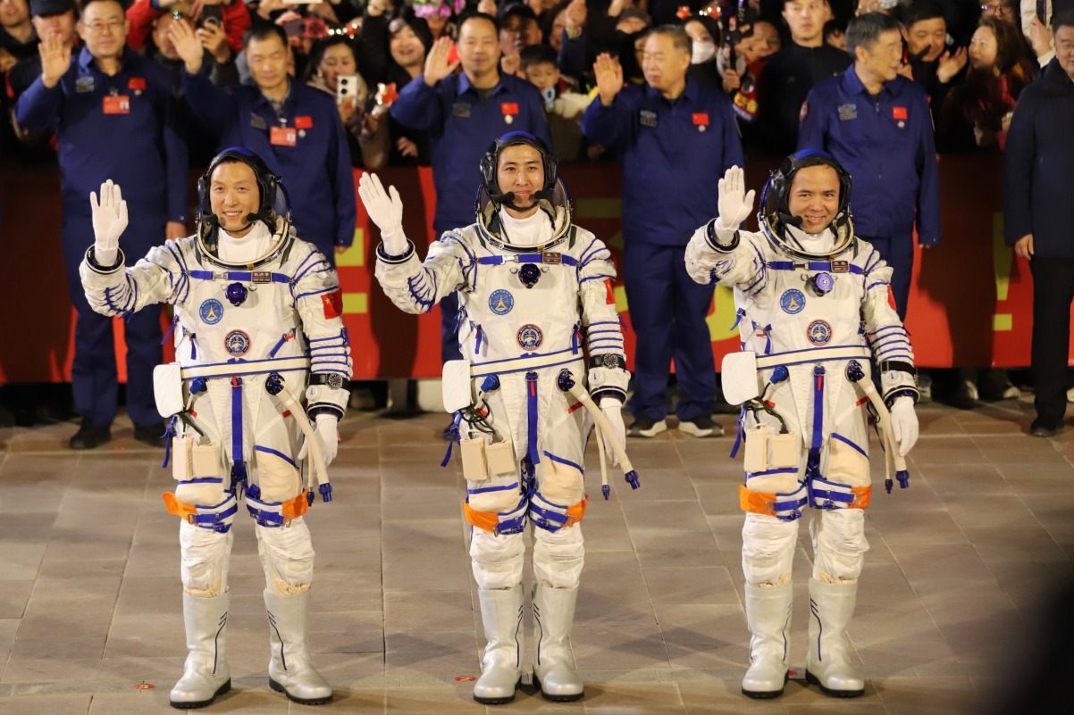 神舟二十一号航天员张陆、武飞、张洪章领命出征。人民网记者