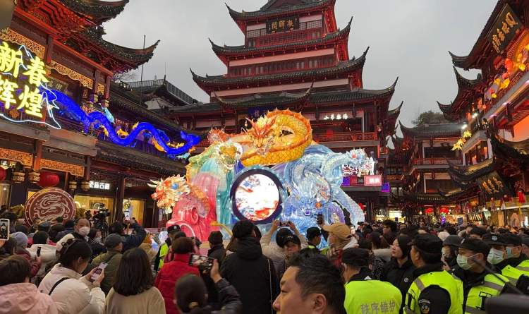 上海豫园灯会今晚亮灯,上九曲桥排队180分钟!
