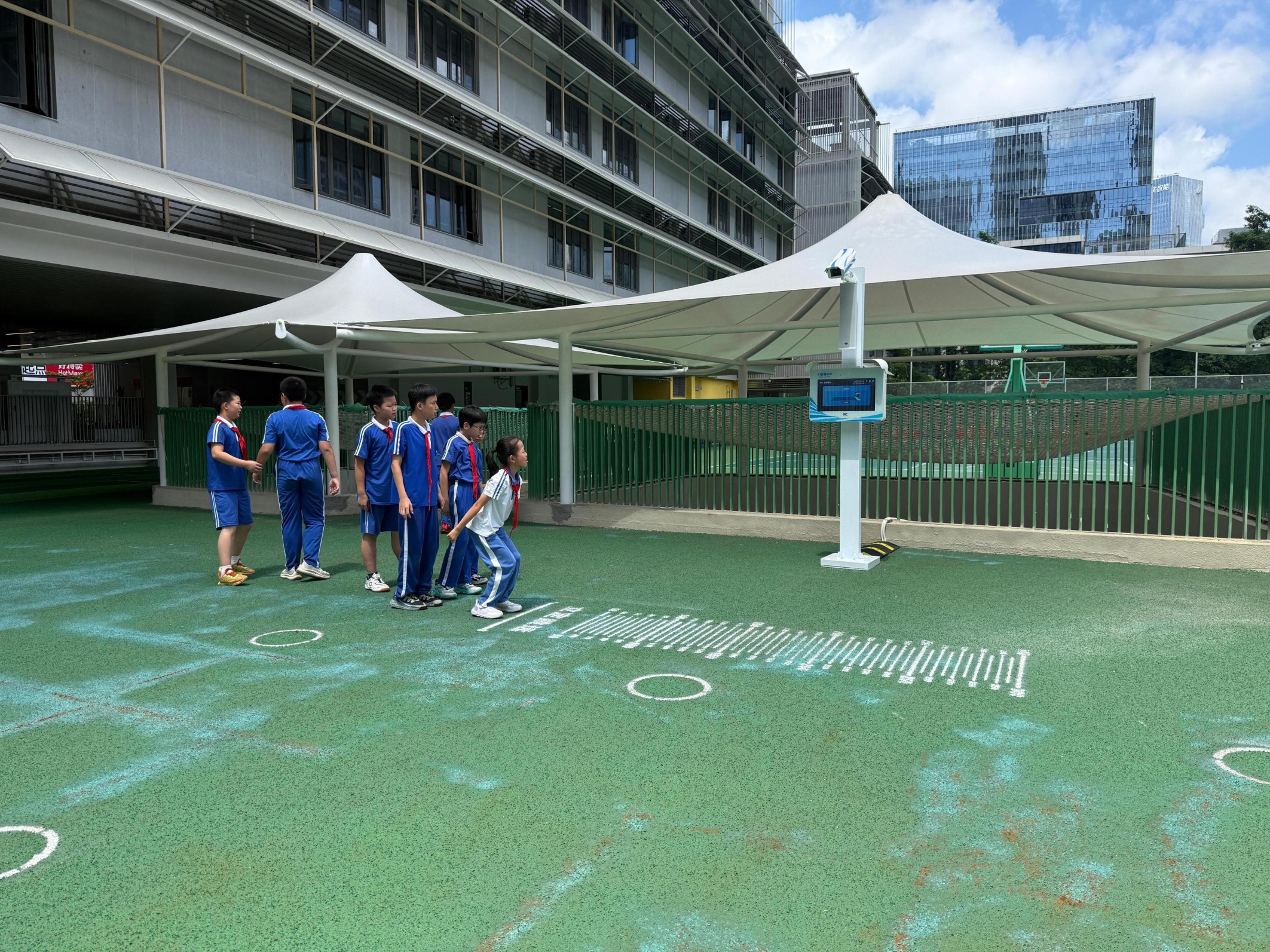 深圳市南山外国语学校（集团）高新小学学生上体育课。人民网记者 