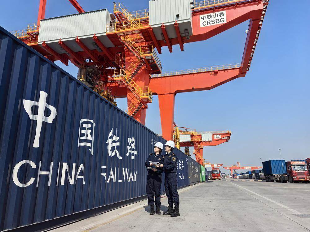 广州海关所属广州车站海关关员在广州国际港对中欧班列出口集装箱进行监管