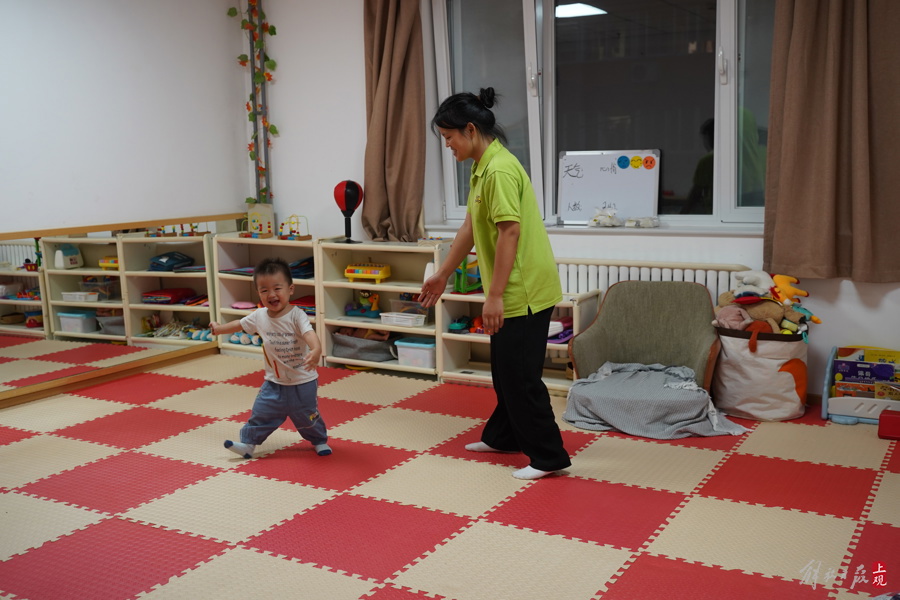 晚上7点,郝勇刚的妈咪宝贝家庭托育园还有一位2岁的幼儿等着家长来接.