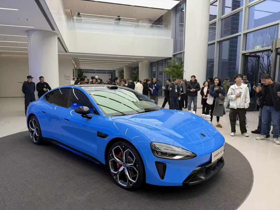 “性价比之王”顶不住了，小米新车逆势微涨4000元，AI让国产电车更贵了