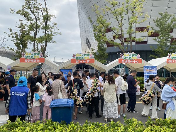 赛场外的热闹市集 