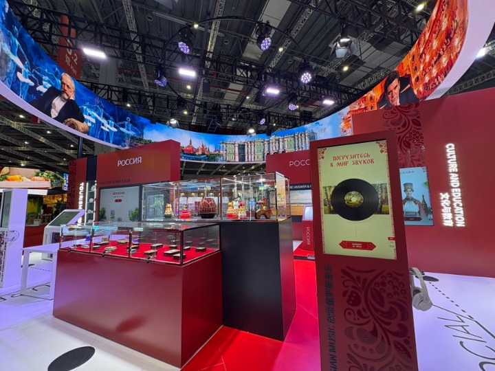 俄罗斯展区的精美工艺品和互动装置。