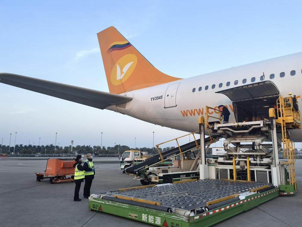 广州海关所属广州白云机场海关关员对进境航班进行机边监管