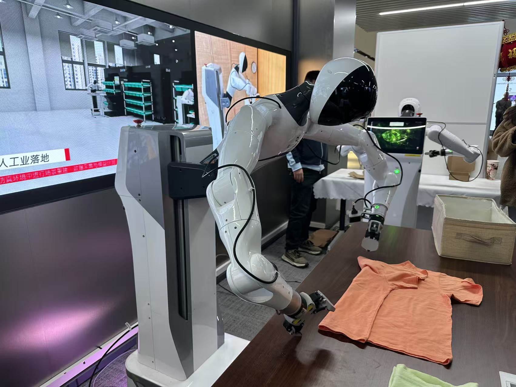 智元机器人叩开应用大门:从“陪聊”到“上岗” 上海如何打造具身智能创新高地?