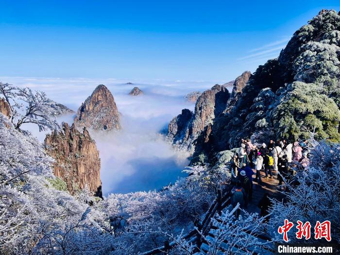 安徽黄山雪后初霁云海翻腾宛若仙境