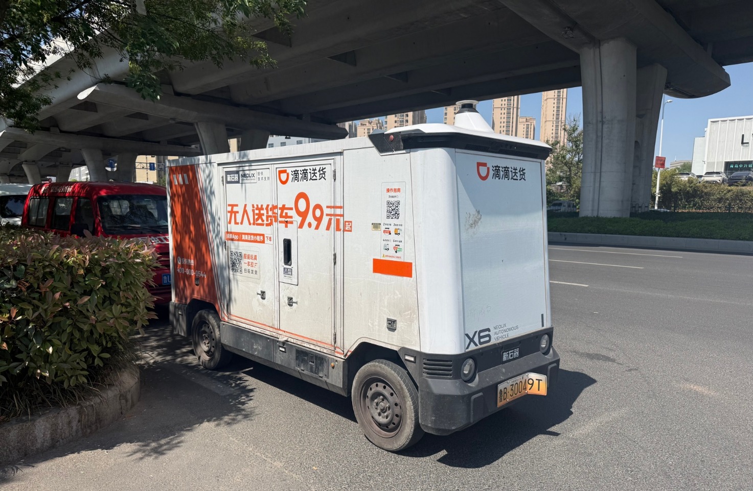 一线调研｜“9.9元跑30多公里” 青岛成无人车角力场：从低价抢客到基建卡位 新石器、九识、滴滴、货拉拉谁在抢跑？