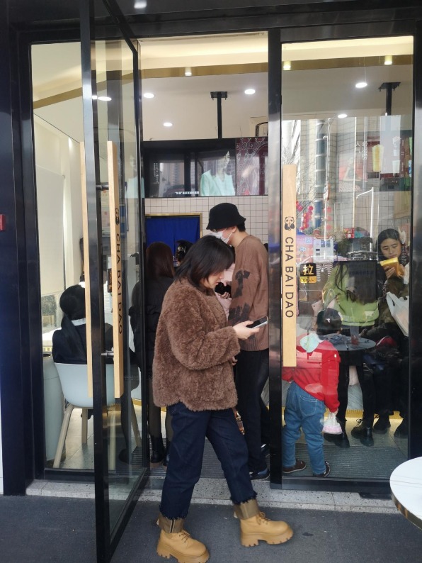 新茶饮门店人潮汹涌蜜雪冰城开到家乡小镇上