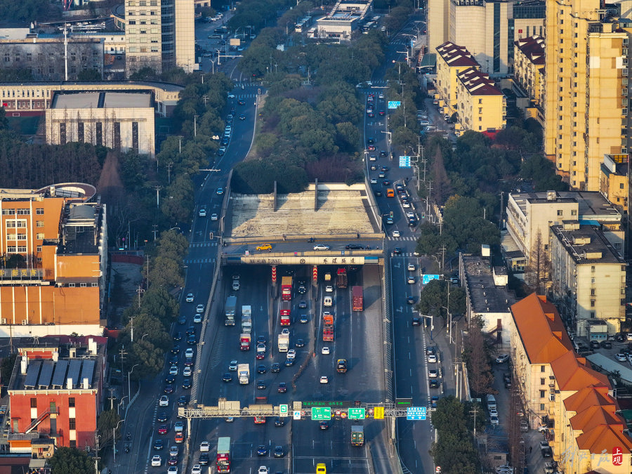 据悉,外环隧道是上海城市外环线北环中一个重要的节点工程,运营至今