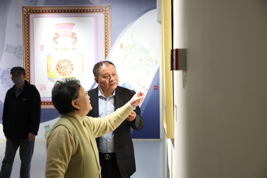 马伟彪以工笔画为中国瓷器留影造像