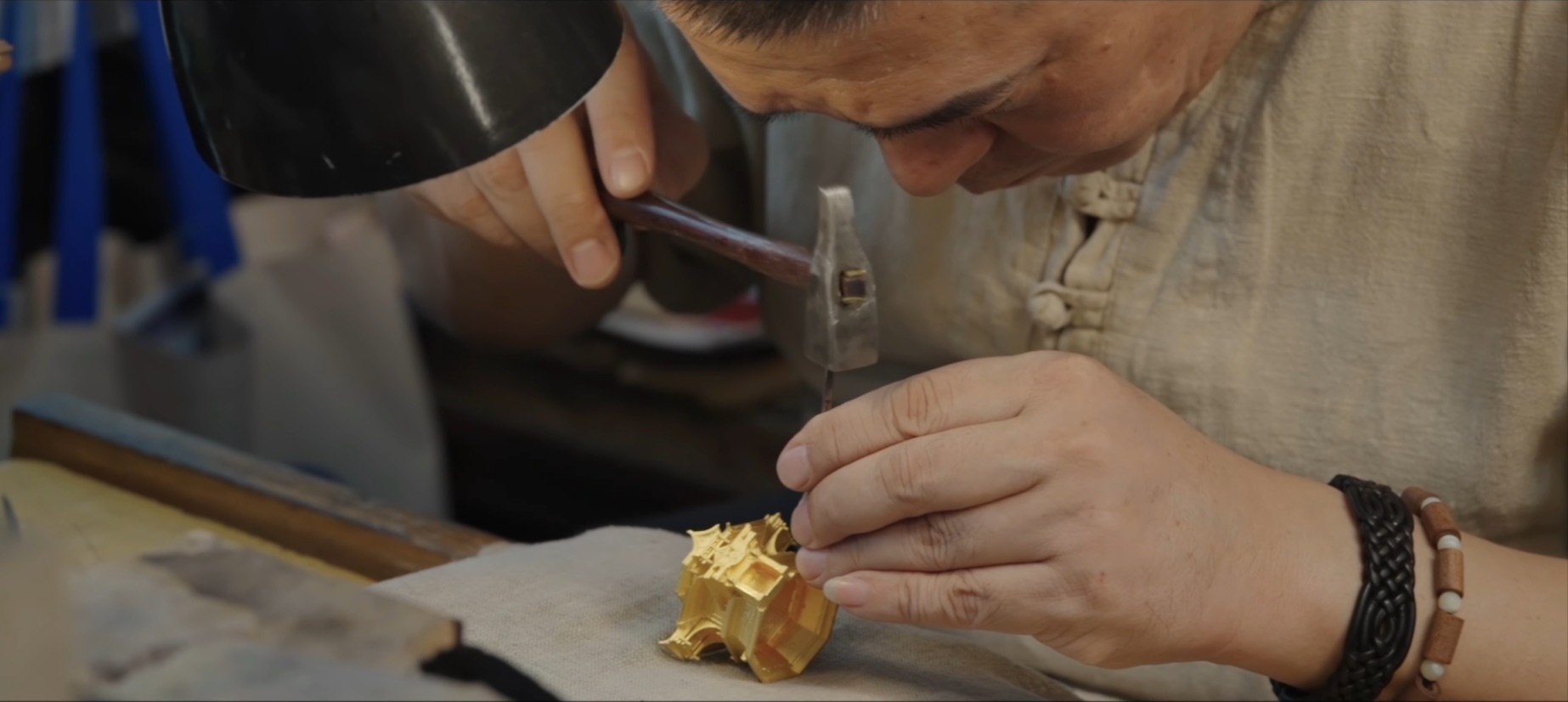 非遗传人沈国兴錾刻黄金群玉阁