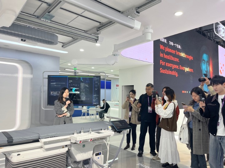 网络大V参观西门子展台。